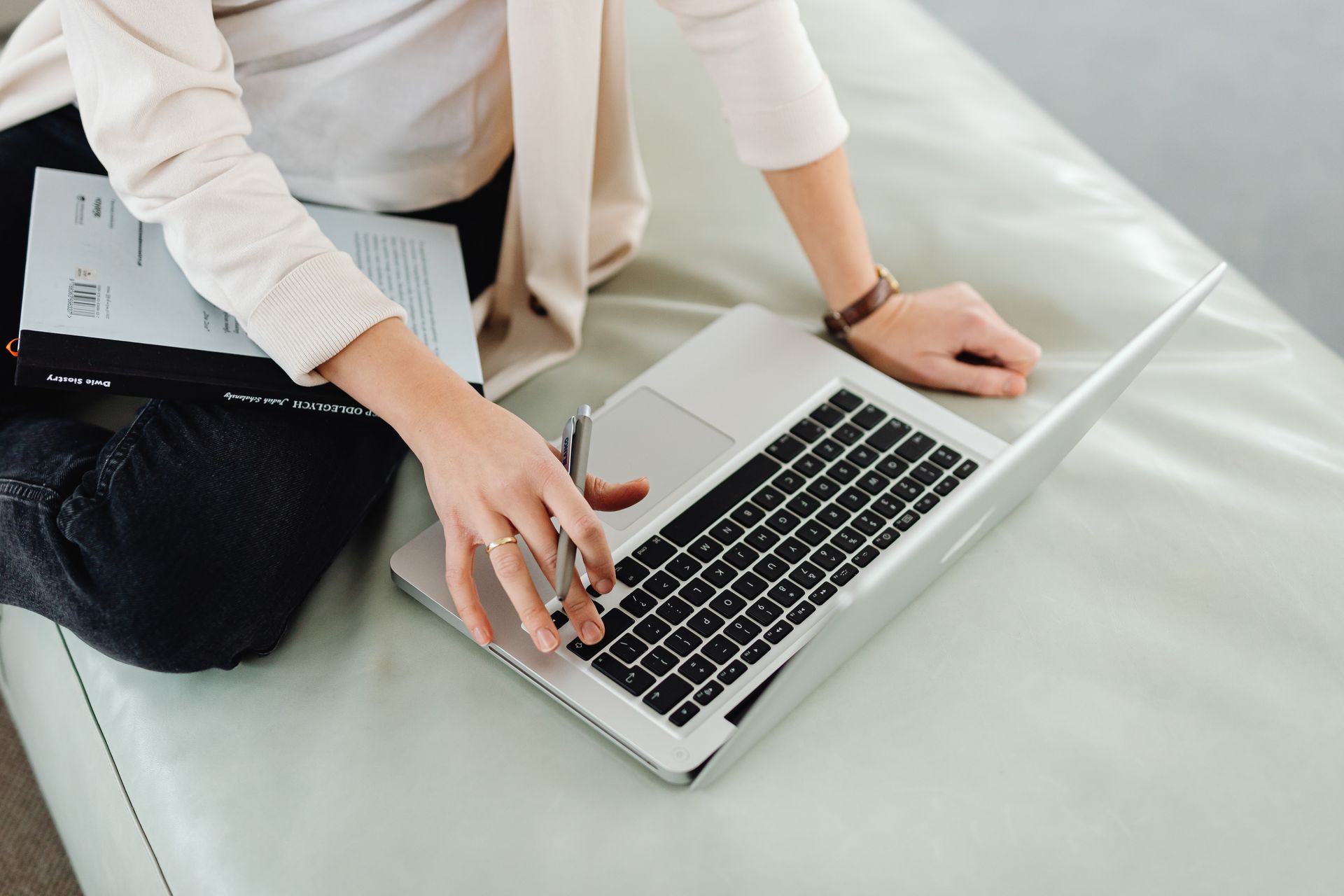 immagine di una ragazza che sta usando un laptop